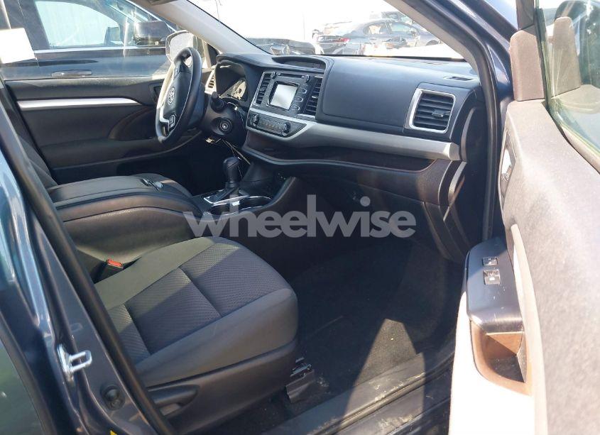 Photo 5 of 2019 Toyota Highlander LE (VIN 5TDZZRFH9KS290866)