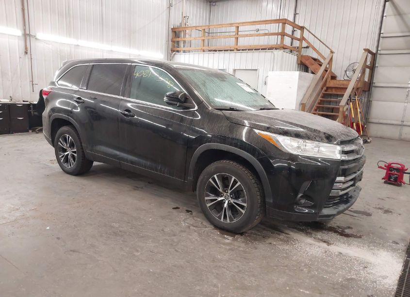 2019 Toyota Highlander LE (VIN 5TDZZRFH9KS304166) main photo