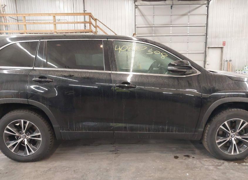 Photo 13 of 2019 Toyota Highlander LE (VIN 5TDZZRFH9KS304166)