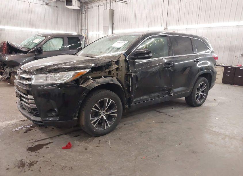 Photo 2 of 2019 Toyota Highlander LE (VIN 5TDZZRFH9KS304166)