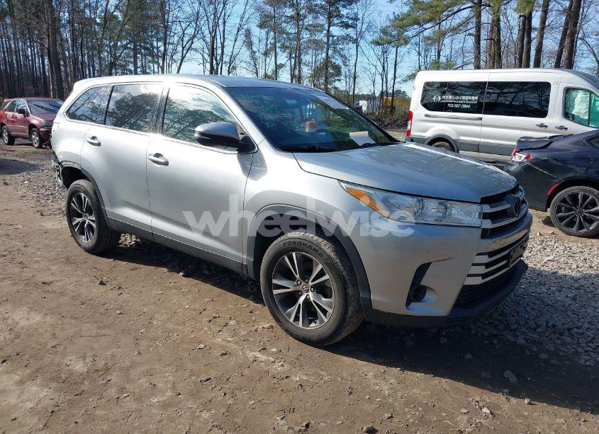 2019 Toyota Highlander LE (VIN 5TDZZRFH9KS305057) main photo