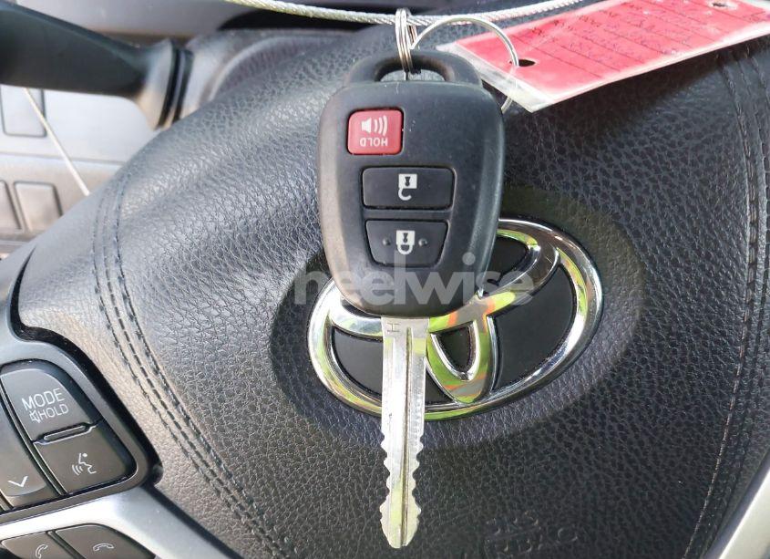 Photo 11 of 2019 Toyota Highlander LE (VIN 5TDZZRFH9KS305057)