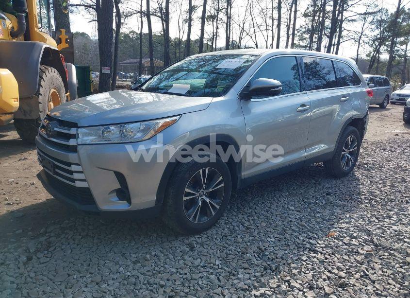 Photo 2 of 2019 Toyota Highlander LE (VIN 5TDZZRFH9KS305057)