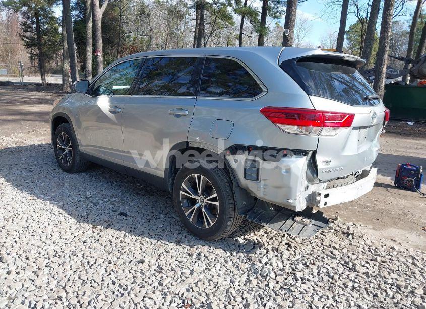 Photo 3 of 2019 Toyota Highlander LE (VIN 5TDZZRFH9KS305057)