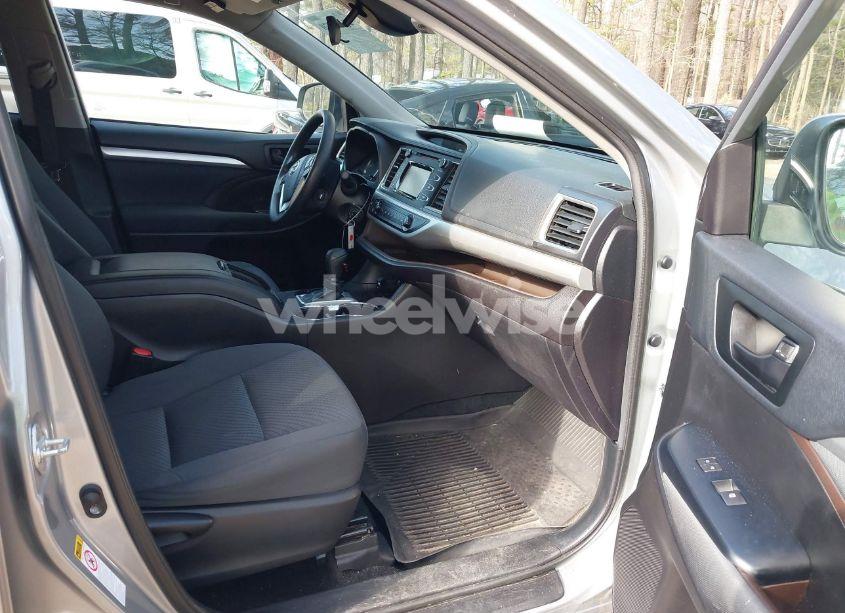 Photo 5 of 2019 Toyota Highlander LE (VIN 5TDZZRFH9KS305057)