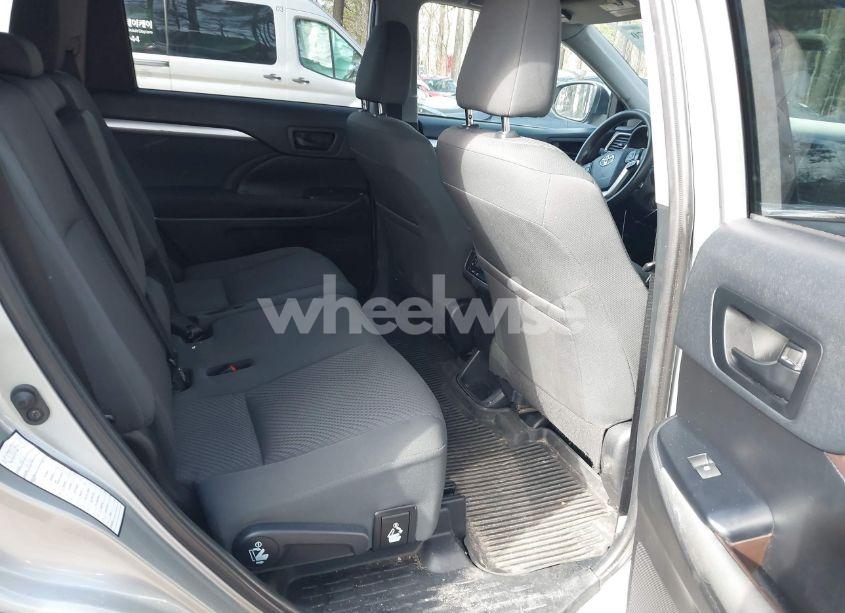 Photo 8 of 2019 Toyota Highlander LE (VIN 5TDZZRFH9KS305057)