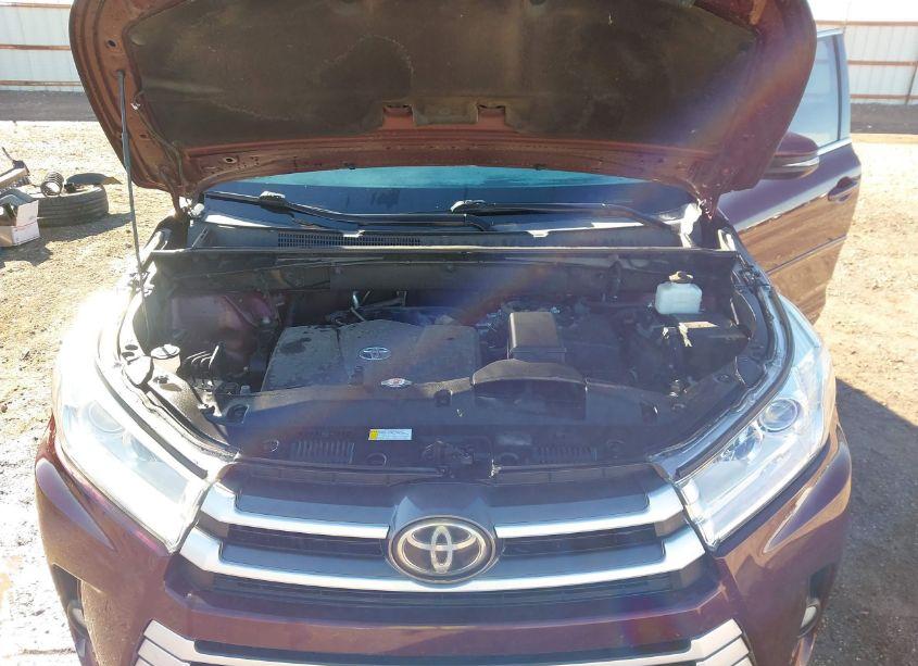 Photo 10 of 2019 Toyota Highlander LE PLUS (VIN 5TDZZRFH9KS342786)
