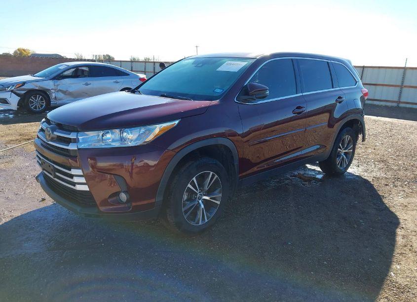 Photo 2 of 2019 Toyota Highlander LE PLUS (VIN 5TDZZRFH9KS342786)