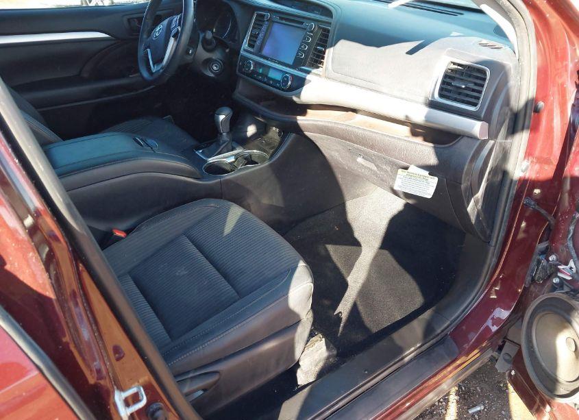Photo 5 of 2019 Toyota Highlander LE PLUS (VIN 5TDZZRFH9KS342786)
