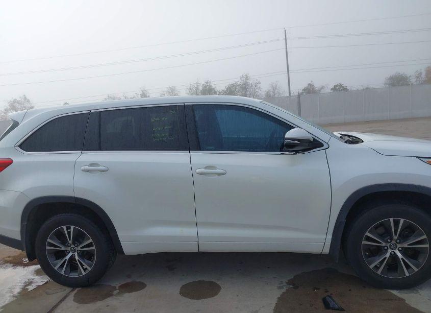 Photo 13 of 2017 Toyota Highlander LE (VIN 5TDZZRFHXHS207454)