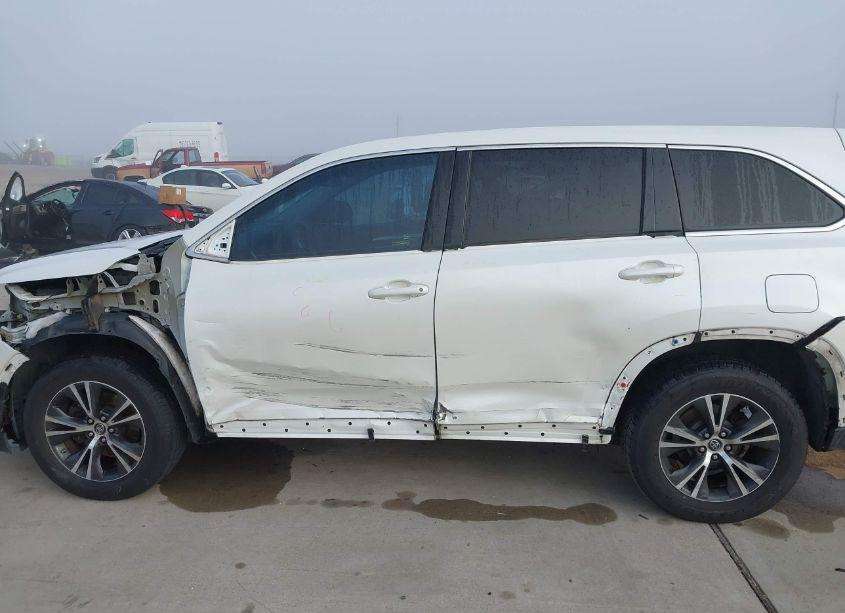 Photo 14 of 2017 Toyota Highlander LE (VIN 5TDZZRFHXHS207454)