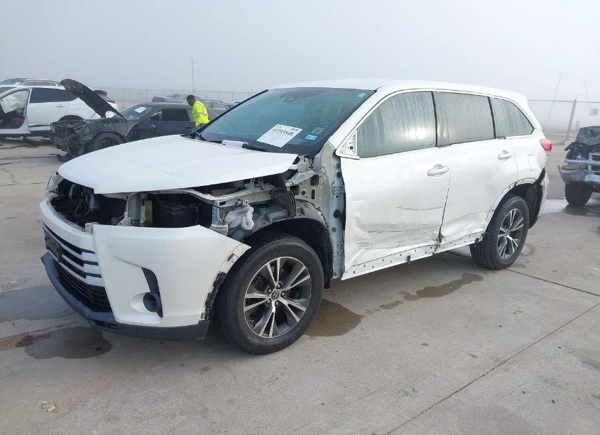 Photo 2 of 2017 Toyota Highlander LE (VIN 5TDZZRFHXHS207454)