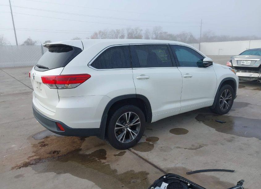 Photo 4 of 2017 Toyota Highlander LE (VIN 5TDZZRFHXHS207454)