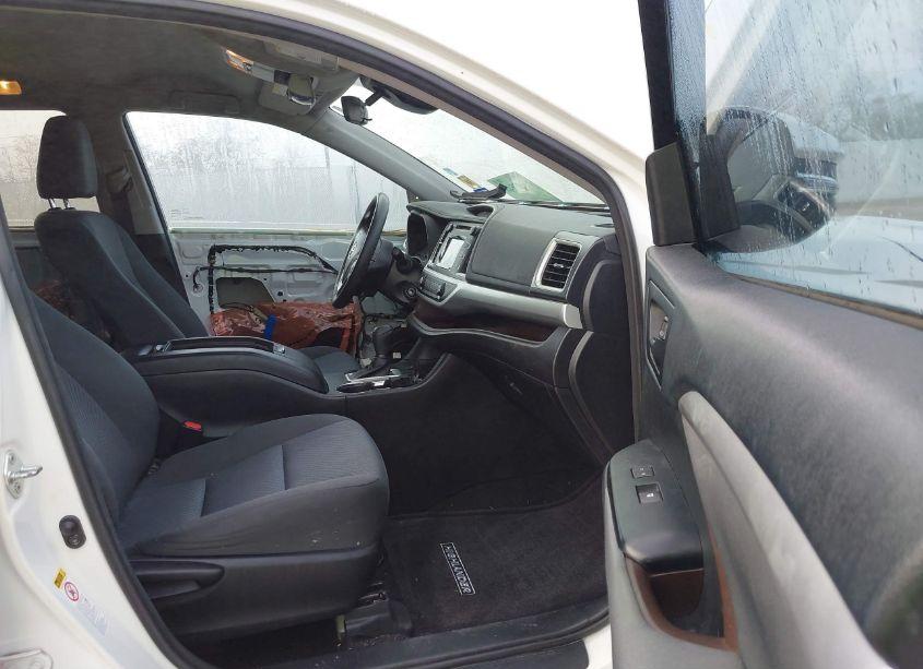 Photo 5 of 2017 Toyota Highlander LE (VIN 5TDZZRFHXHS207454)