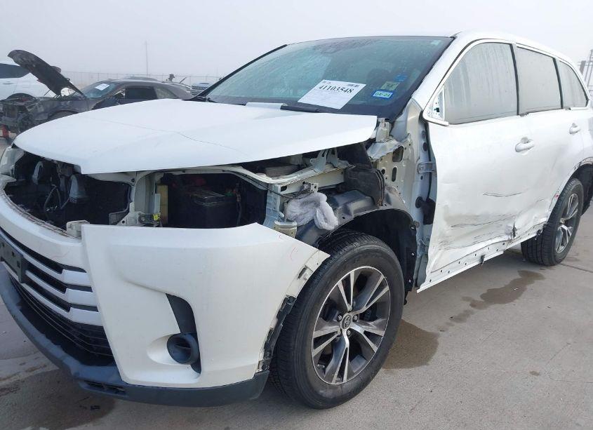 Photo 6 of 2017 Toyota Highlander LE (VIN 5TDZZRFHXHS207454)