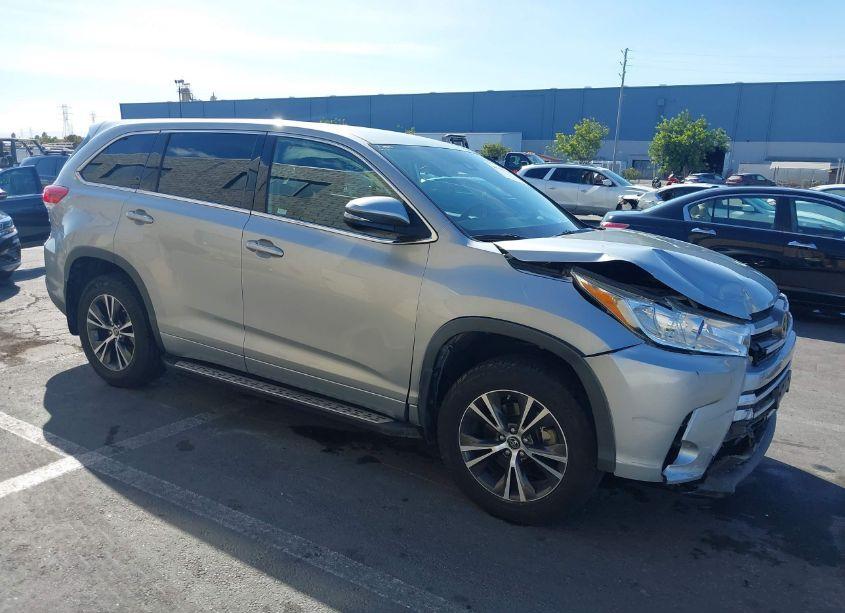 2018 Toyota Highlander LE (VIN 5TDZZRFHXJS240282) main photo