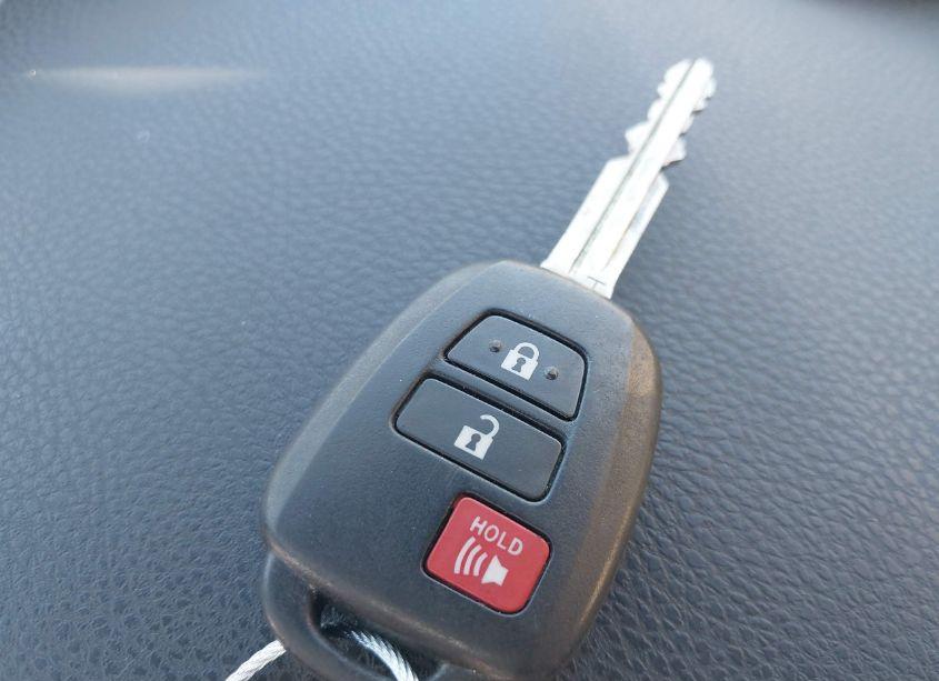 Photo 11 of 2018 Toyota Highlander LE (VIN 5TDZZRFHXJS240282)