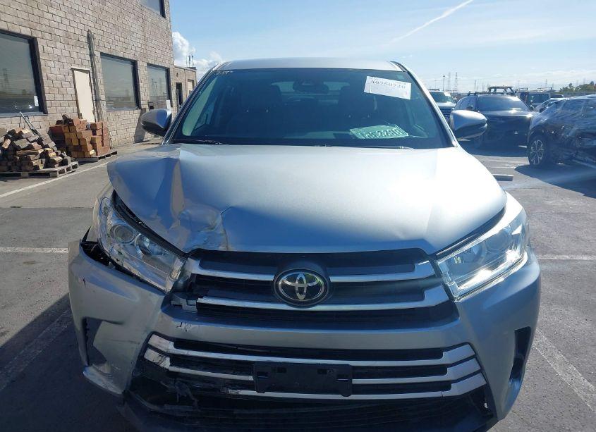 Photo 12 of 2018 Toyota Highlander LE (VIN 5TDZZRFHXJS240282)