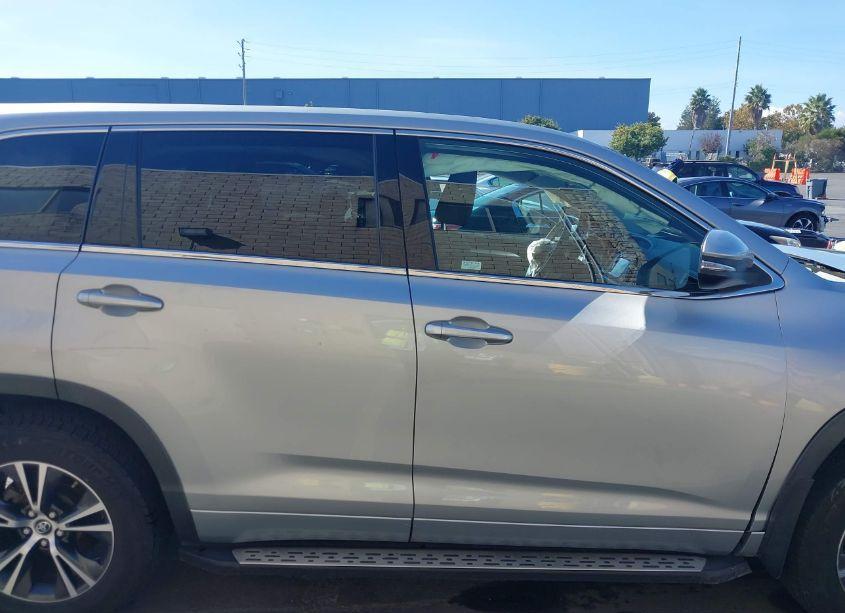 Photo 13 of 2018 Toyota Highlander LE (VIN 5TDZZRFHXJS240282)