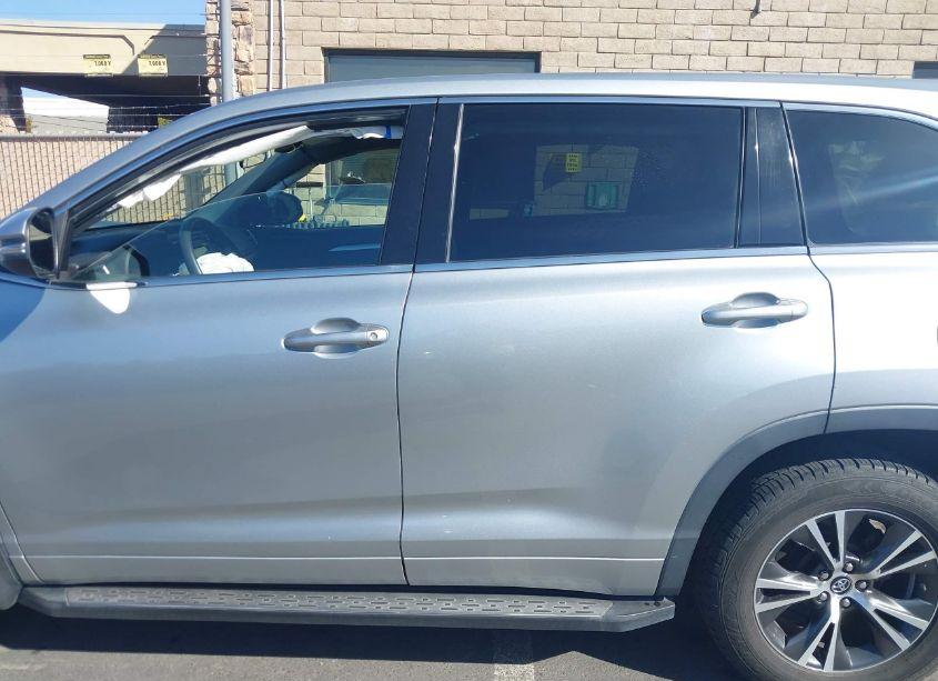 Photo 14 of 2018 Toyota Highlander LE (VIN 5TDZZRFHXJS240282)