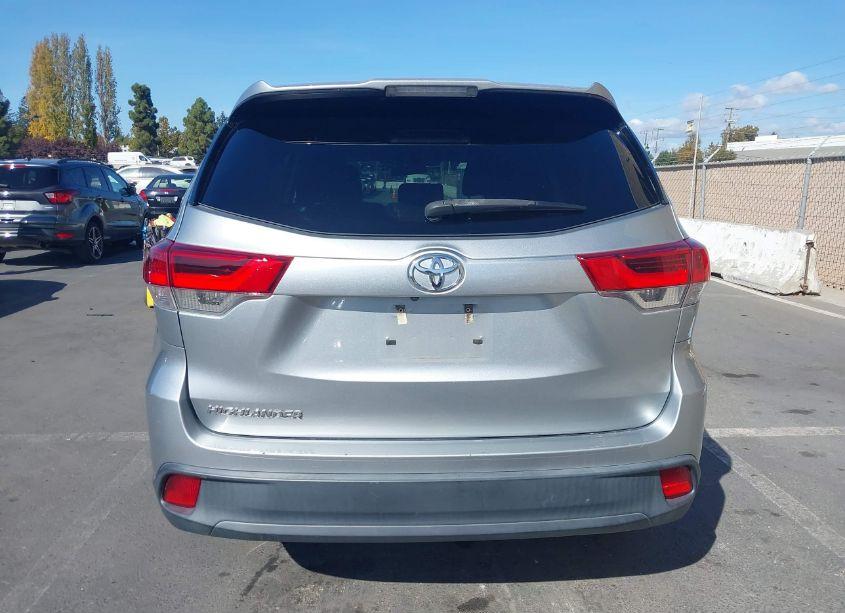 Photo 16 of 2018 Toyota Highlander LE (VIN 5TDZZRFHXJS240282)
