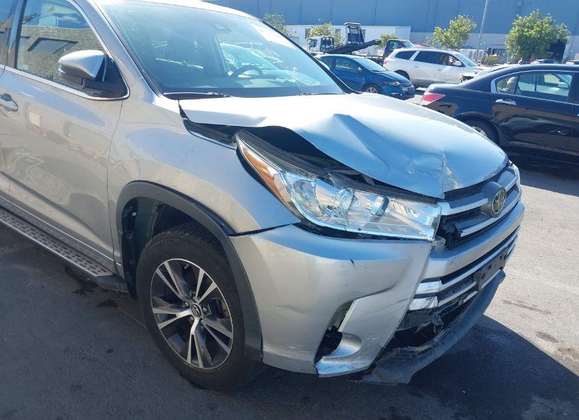 Photo 17 of 2018 Toyota Highlander LE (VIN 5TDZZRFHXJS240282)