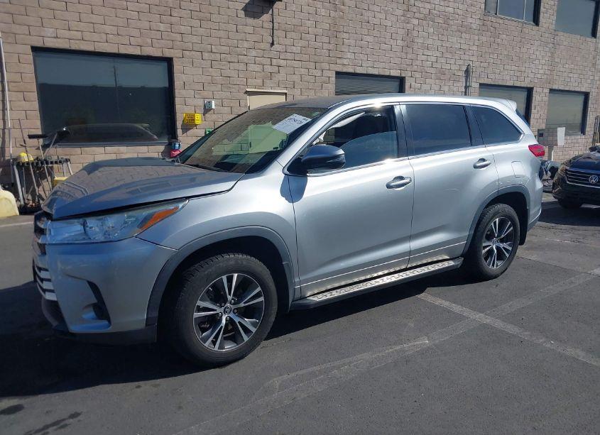 Photo 2 of 2018 Toyota Highlander LE (VIN 5TDZZRFHXJS240282)