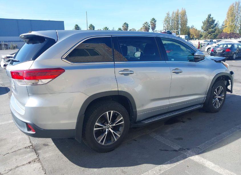 Photo 4 of 2018 Toyota Highlander LE (VIN 5TDZZRFHXJS240282)