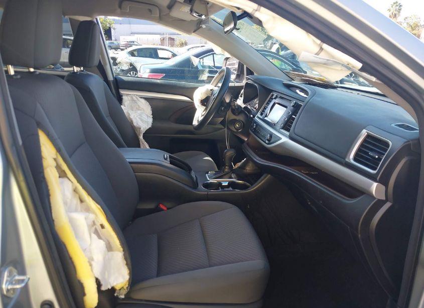 Photo 5 of 2018 Toyota Highlander LE (VIN 5TDZZRFHXJS240282)