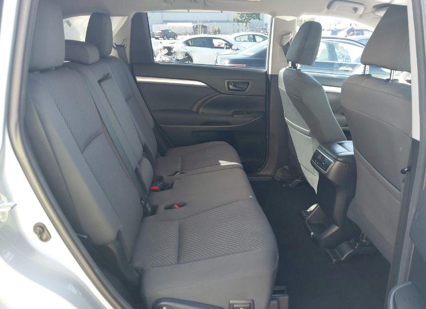 Photo 8 of 2018 Toyota Highlander LE (VIN 5TDZZRFHXJS240282)