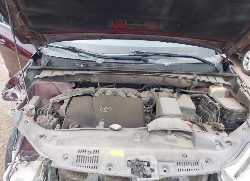 Photo 10 of 2018 Toyota Highlander LE PLUS (VIN 5TDZZRFHXJS251623)