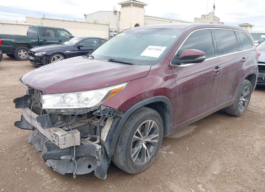 Photo 2 of 2018 Toyota Highlander LE PLUS (VIN 5TDZZRFHXJS251623)