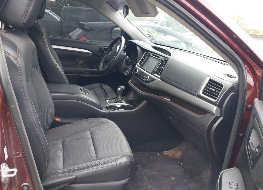 Photo 5 of 2018 Toyota Highlander LE PLUS (VIN 5TDZZRFHXJS251623)
