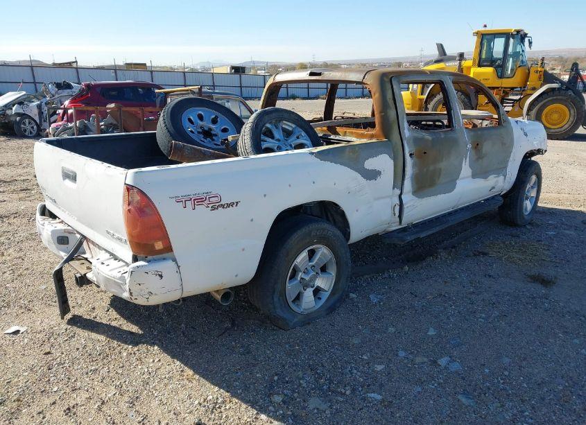 Photo 4 of 2005 Toyota Tacoma DBL CAB PRERUNNER LNG BED (VIN 5TEKU72N15Z129533)