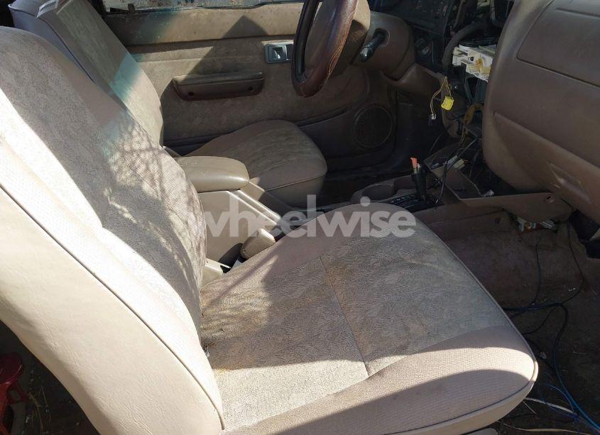 Photo 5 of 2000 Toyota Tacoma PRERUNNER (VIN 5TENM92N1YZ695558)