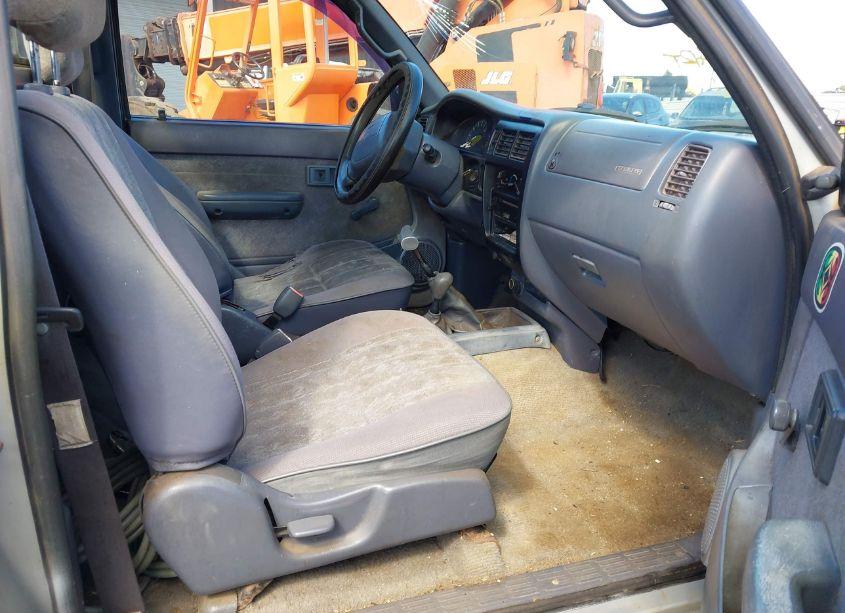 Photo 5 of 2000 Toyota Tacoma (VIN 5TEPM62N6YZ685146)