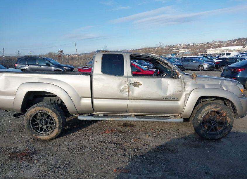 Photo 6 of 2005 Toyota Tacoma BASE V6 (VIN 5TEUU42N55Z129137)