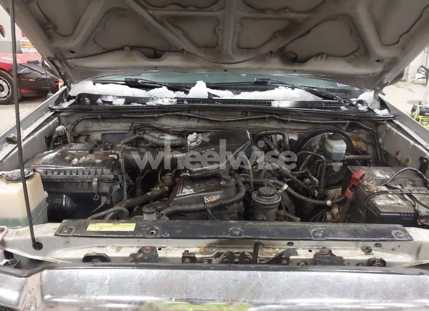 Photo 10 of 2005 Toyota Tacoma (VIN 5TEUX42NX5Z137161)