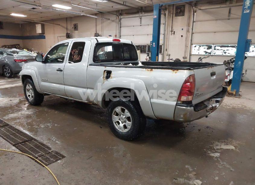 Photo 3 of 2005 Toyota Tacoma (VIN 5TEUX42NX5Z137161)