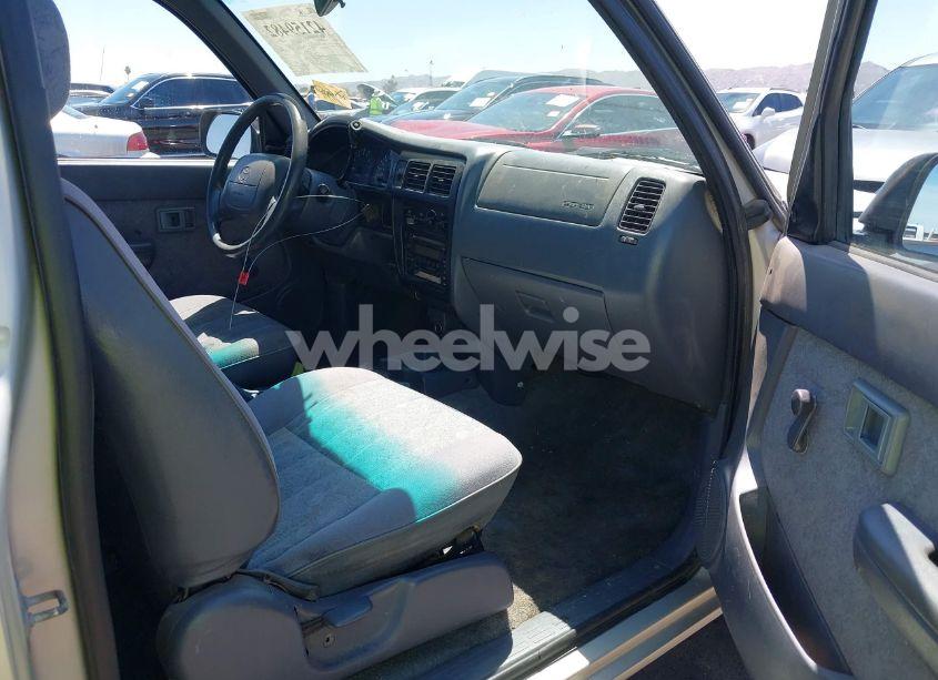 Photo 5 of 2000 Toyota Tacoma (VIN 5TEVL52N4YZ710341)