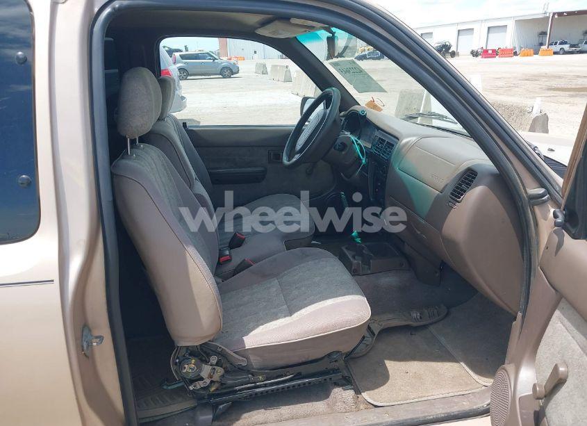 Photo 5 of 2000 Toyota Tacoma (VIN 5TEVL52N4YZ717158)