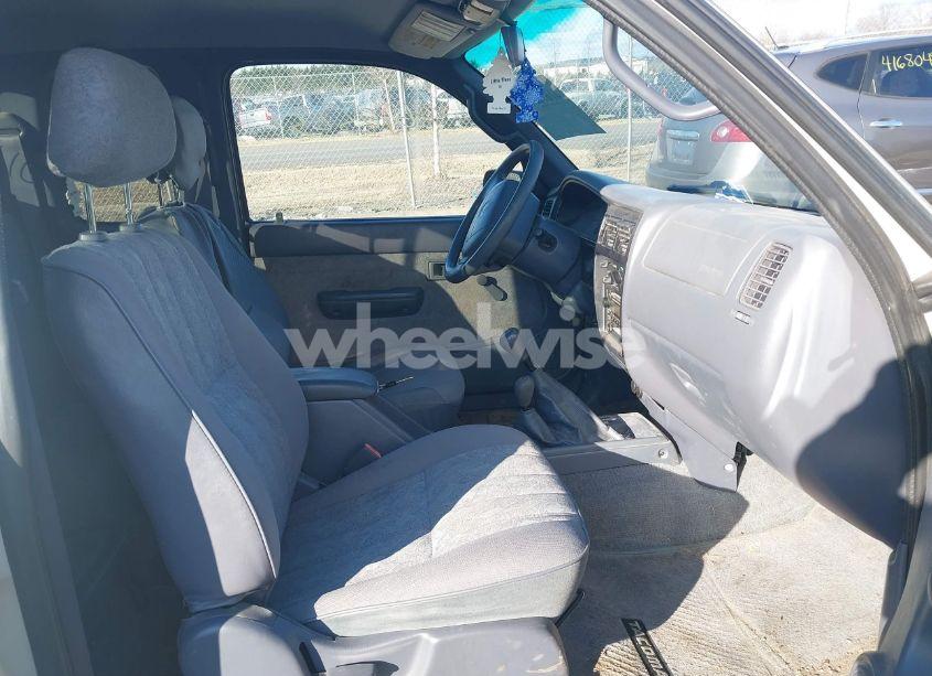 Photo 5 of 2000 Toyota Tacoma (VIN 5TEWM72N1YZ709127)