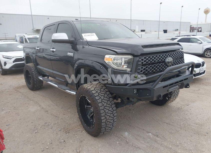 2018 Toyota Tundra PLATINUM 5.7L V8 (VIN 5TFAW5F18JX715214) main photo