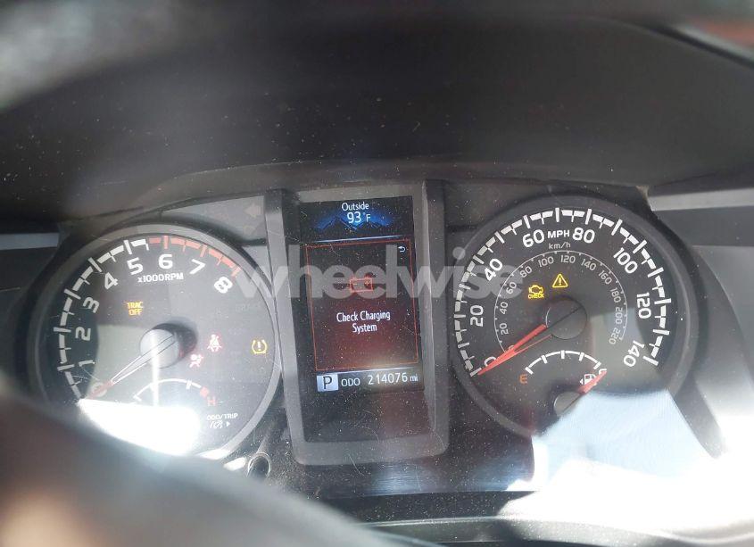 Photo 7 of 2018 Toyota Tacoma SR (VIN 5TFAX5GN0JX104673)