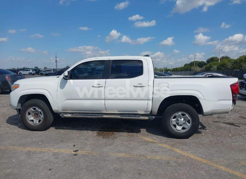 Photo 15 of 2018 Toyota Tacoma SR (VIN 5TFAX5GN0JX132165)