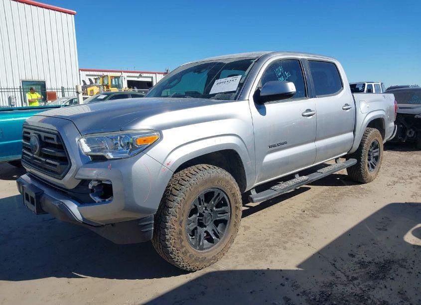 Photo 2 of 2019 Toyota Tacoma SR (VIN 5TFAX5GN1KX137621)