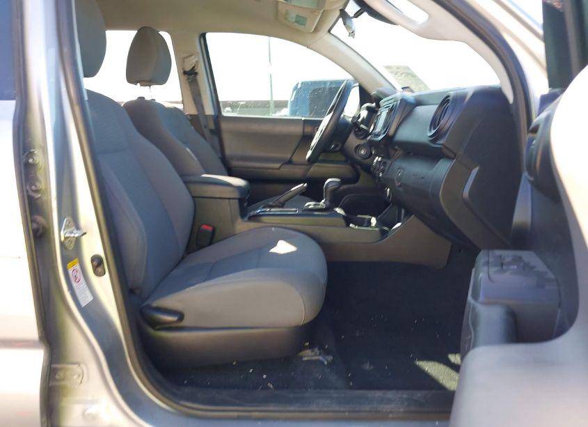 Photo 5 of 2019 Toyota Tacoma SR (VIN 5TFAX5GN1KX137621)