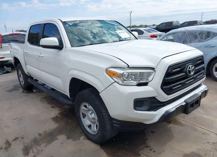 2016 Toyota Tacoma SR (VIN 5TFAX5GN2GX052486) main photo