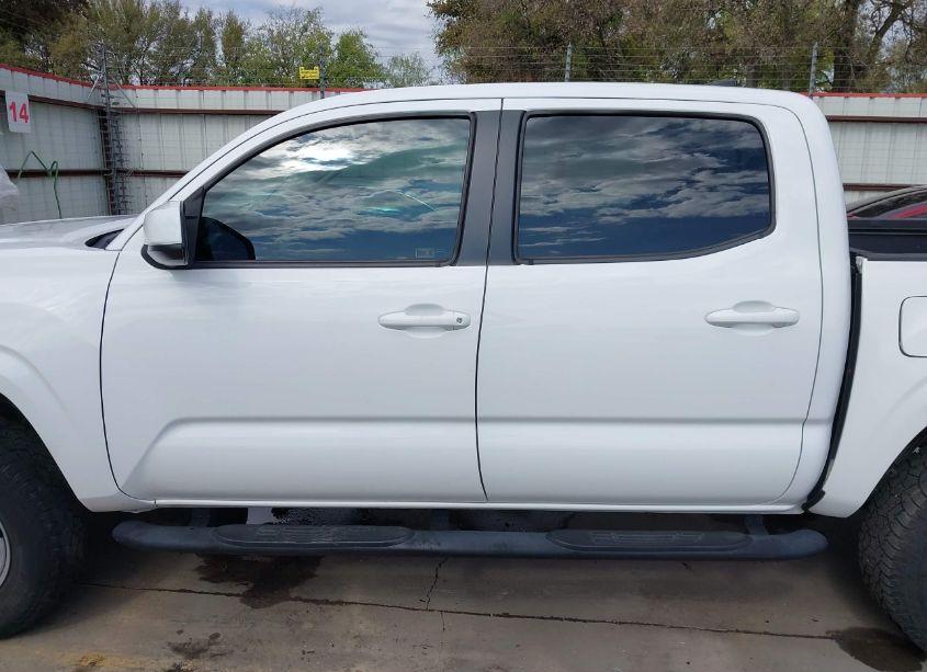Photo 15 of 2016 Toyota Tacoma SR (VIN 5TFAX5GN2GX052486)