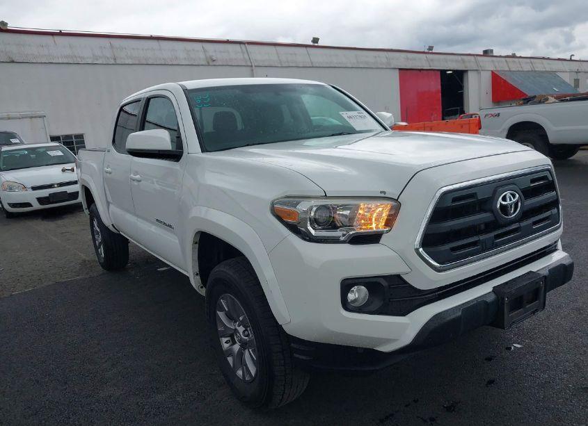 2017 Toyota Tacoma SR5 (VIN 5TFAX5GN2HX081665) main photo